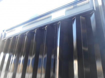 クラシック＆無骨。こだわりの黒コンテナ空間 スライダー画像1