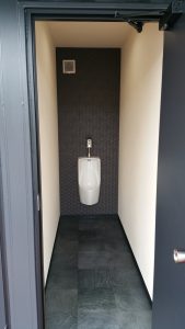 コンテナのおしゃれなトイレと事務所＆商談ルーム