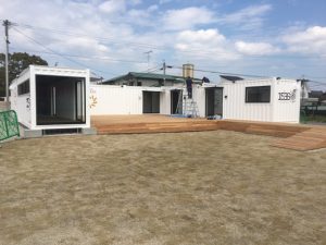 大川テラッツァ　オープン前　コの字型に設置した新造コンテナハウス