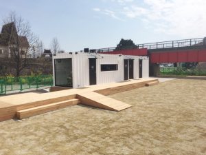 一段上がる木製デッキでコの字に繋がっています。