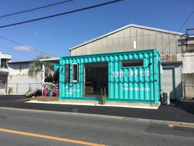 存在感を放つ外壁カラーの美容室 スライダー画像11