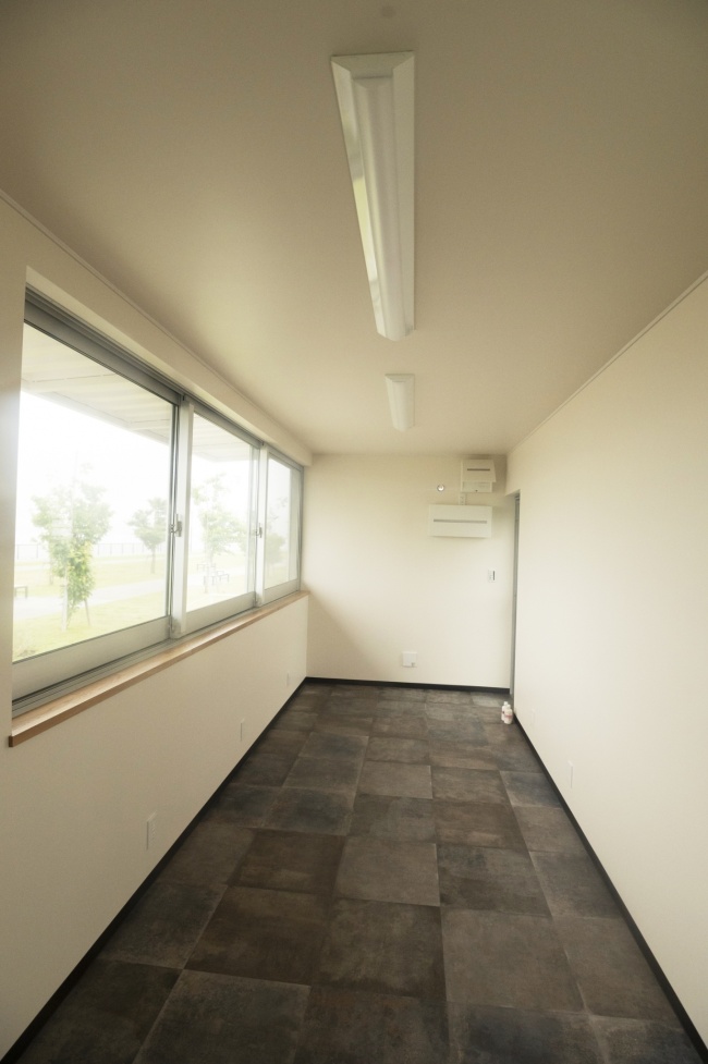 豊洲のバーベキュー施設に設置された白コンテナ店舗 スライダー画像1