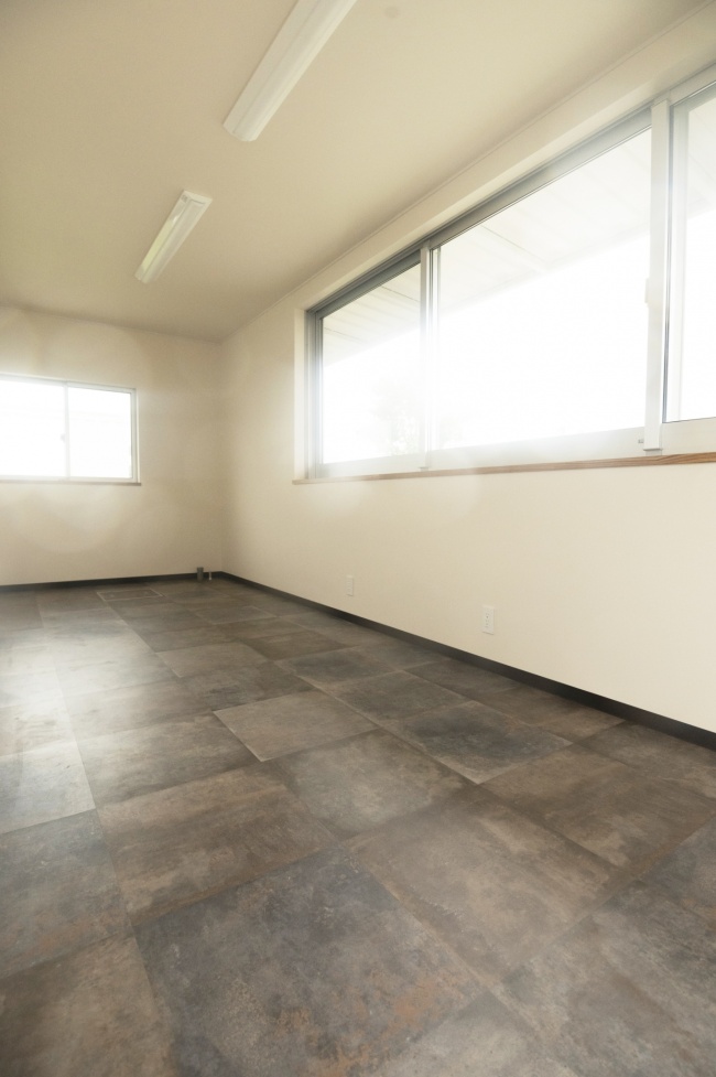 豊洲のバーベキュー施設に設置された白コンテナ店舗 スライダー画像3