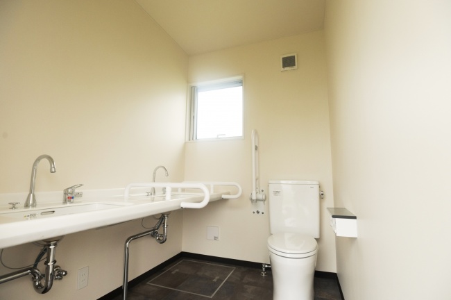 スライド画像: 多目的トイレ - バーベキュー施設を利用するどんな方にも安心して利用していただけるトイレ。