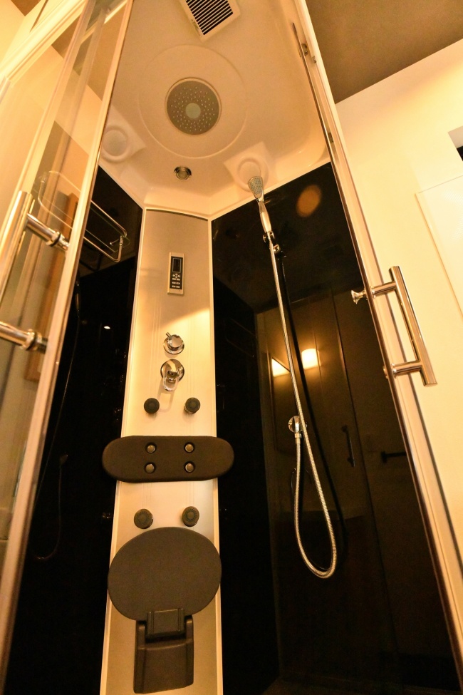 スライド画像: シャワールーム - 一人暮らしには十分のシャワースペース。