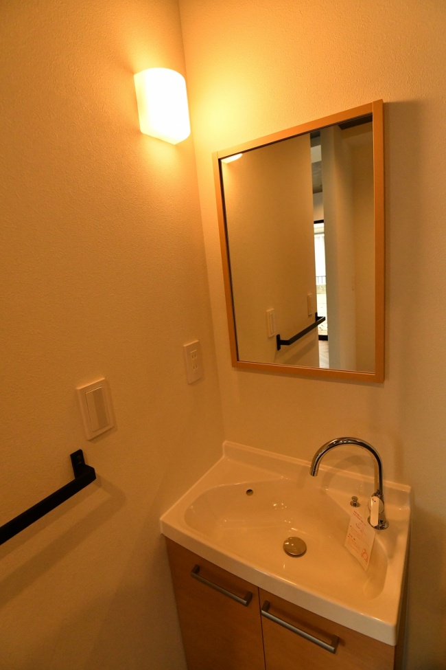 スライド画像: 洗面台 - 収納スペースがあり使いやすい洗面スペース。