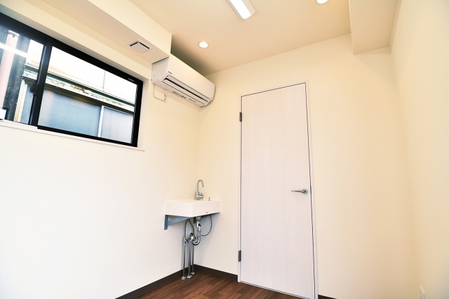 スライド画像: 空調 - コンテナハウス内にはエアコンがあり快適に過ごすことができる。