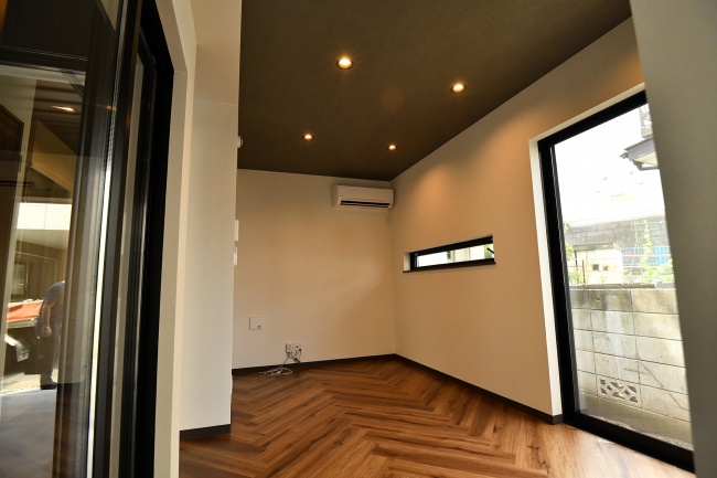 バイクガレージ付き黒い隠れ家 スライダー画像8