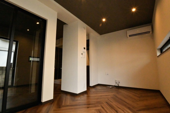 バイクガレージ付き黒い隠れ家 スライダー画像6