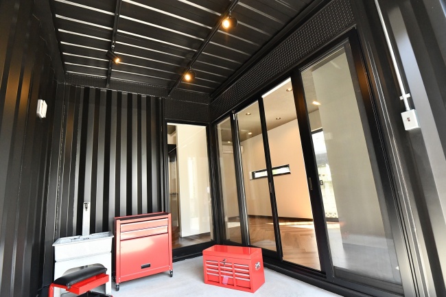 バイクガレージ付き黒い隠れ家 スライダー画像3