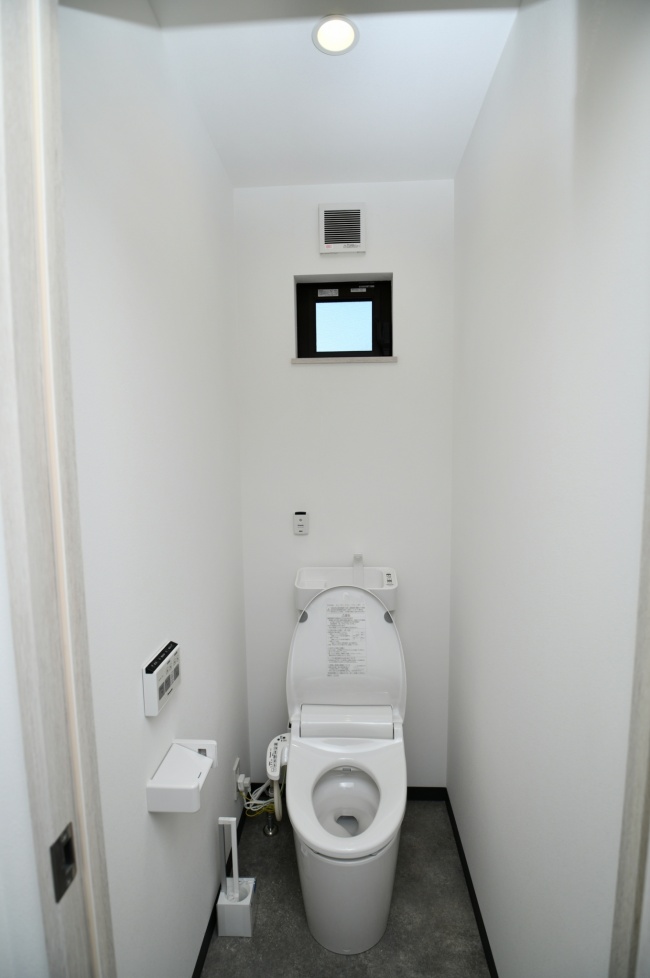 スライド画像: トイレ - 清潔感あるトイレが設置されています。