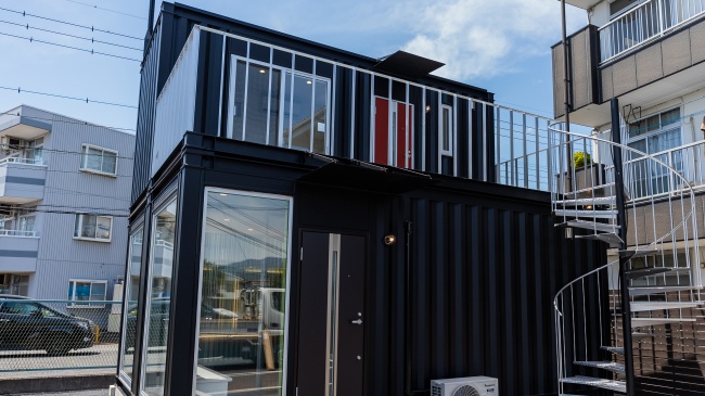 事務所も備えたブラックのコンテナ美容室 スライダー画像2