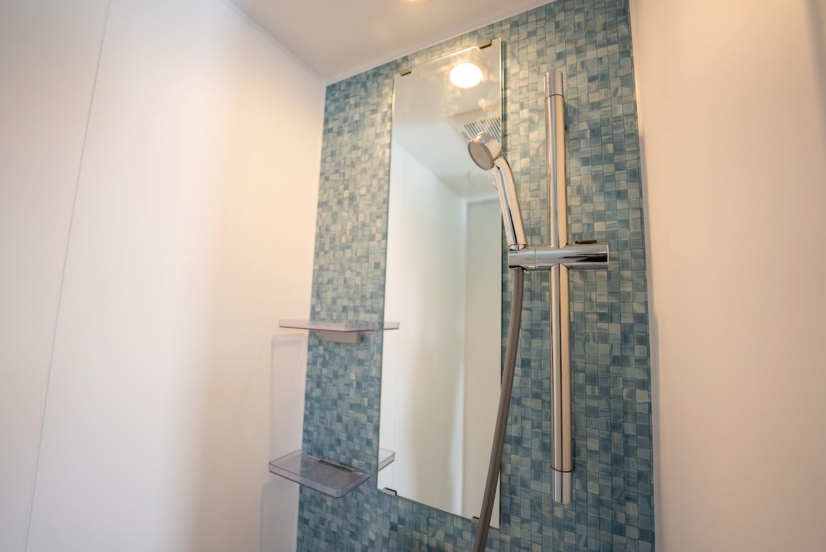 スライド画像: シャワールーム - コンテナの雰囲気にぴったりなシャワールームもバッチリ！
