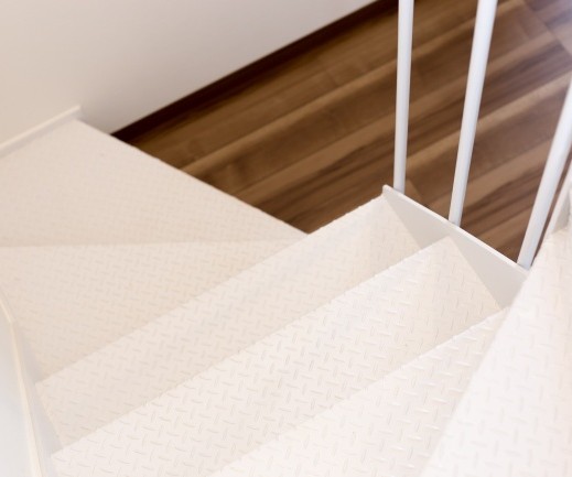 スライド画像:  - コンテナらしい鉄板を使用した階段。白で統一し部屋のトーンを明るくします。