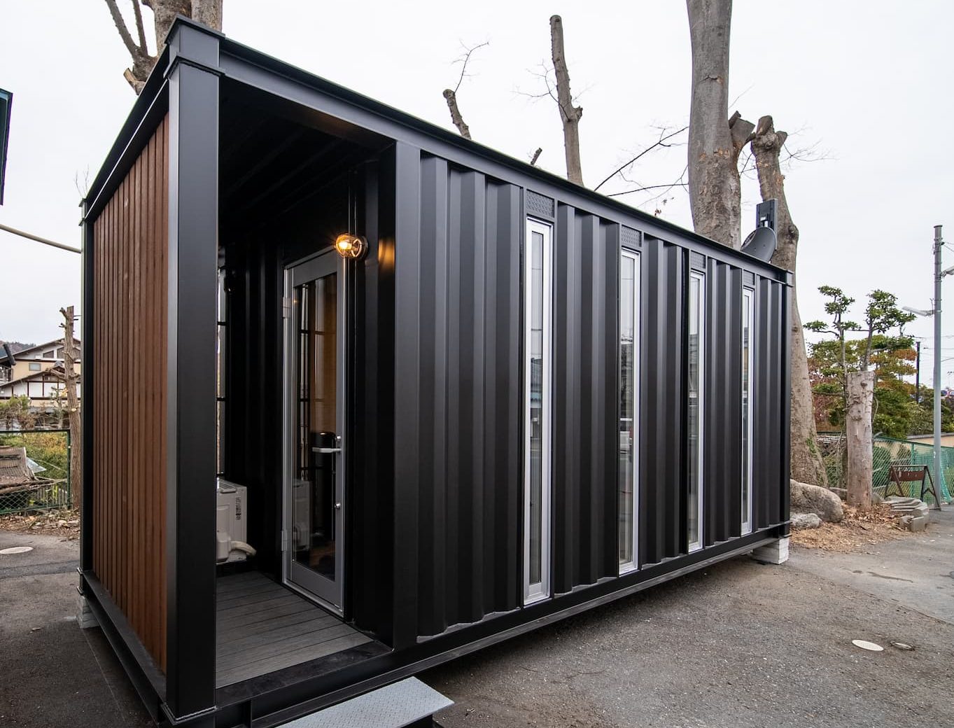 施工事例サムネイル: コンテナハウスでガレージ・趣味部屋・プライベート空間を作る｜費用・サイズ選び・建築確認・施工事例【2026年最新】