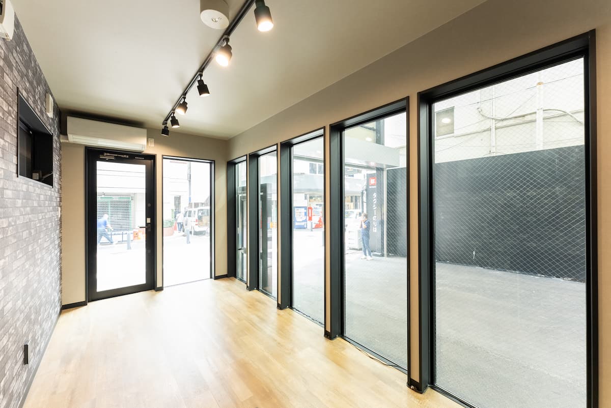 ブラックの外観が映える二階建てタクシー待合所 スライダー画像4