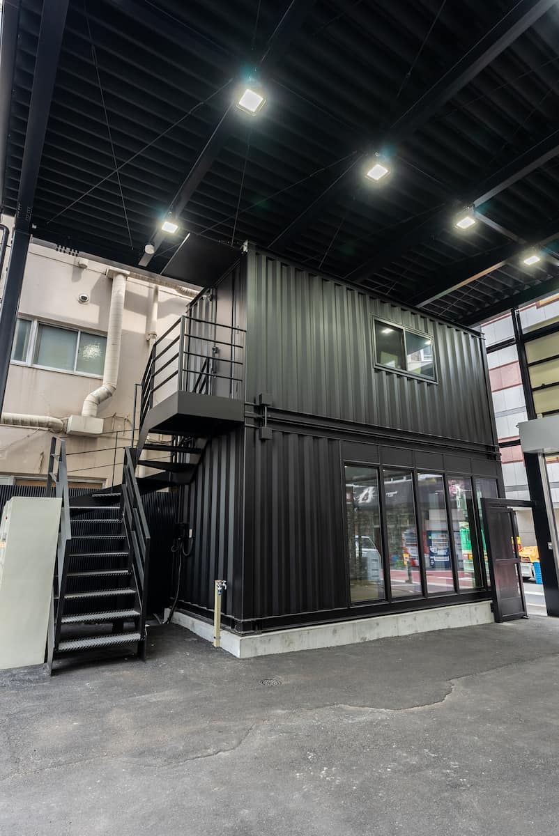 ブラックの外観が映える二階建てタクシー待合所 スライダー画像2