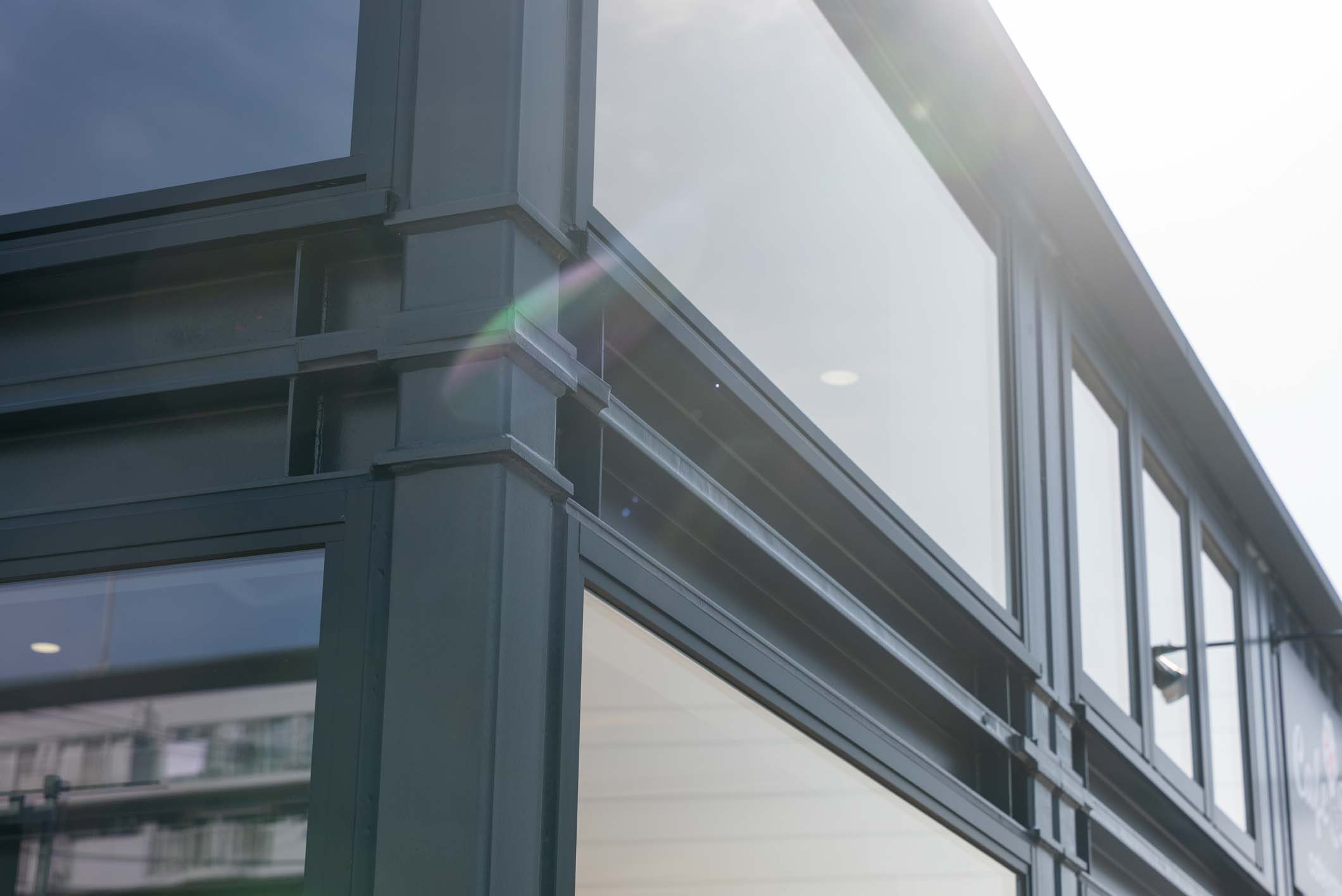 国内最大級！36台のコンテナが創り出す、病院敷地内の開放的な薬局＆カフェ施設 スライダー画像31