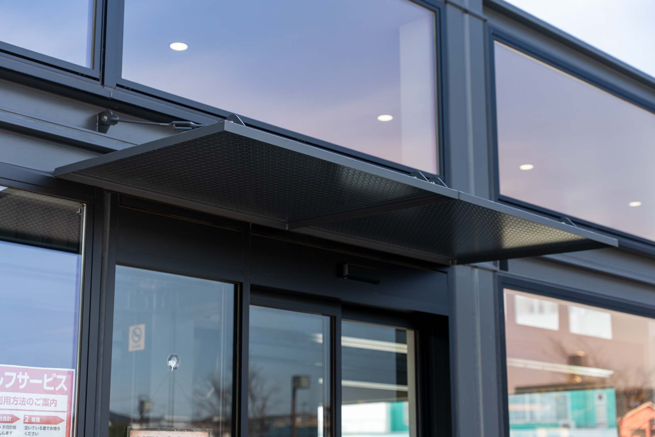 国内最大級！36台のコンテナが創り出す、病院敷地内の開放的な薬局＆カフェ施設 スライダー画像30