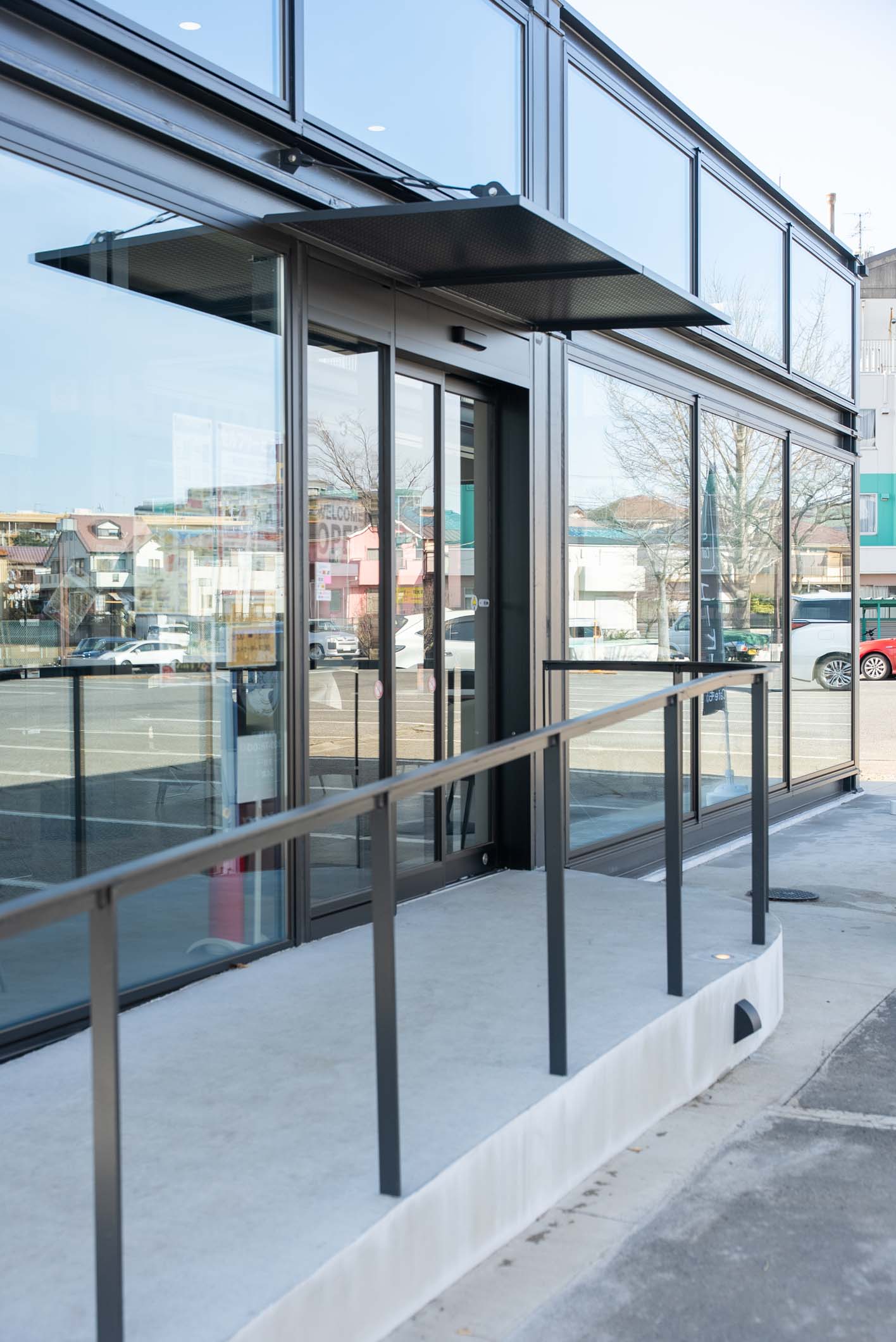 国内最大級！36台のコンテナが創り出す、病院敷地内の開放的な薬局＆カフェ施設 スライダー画像15