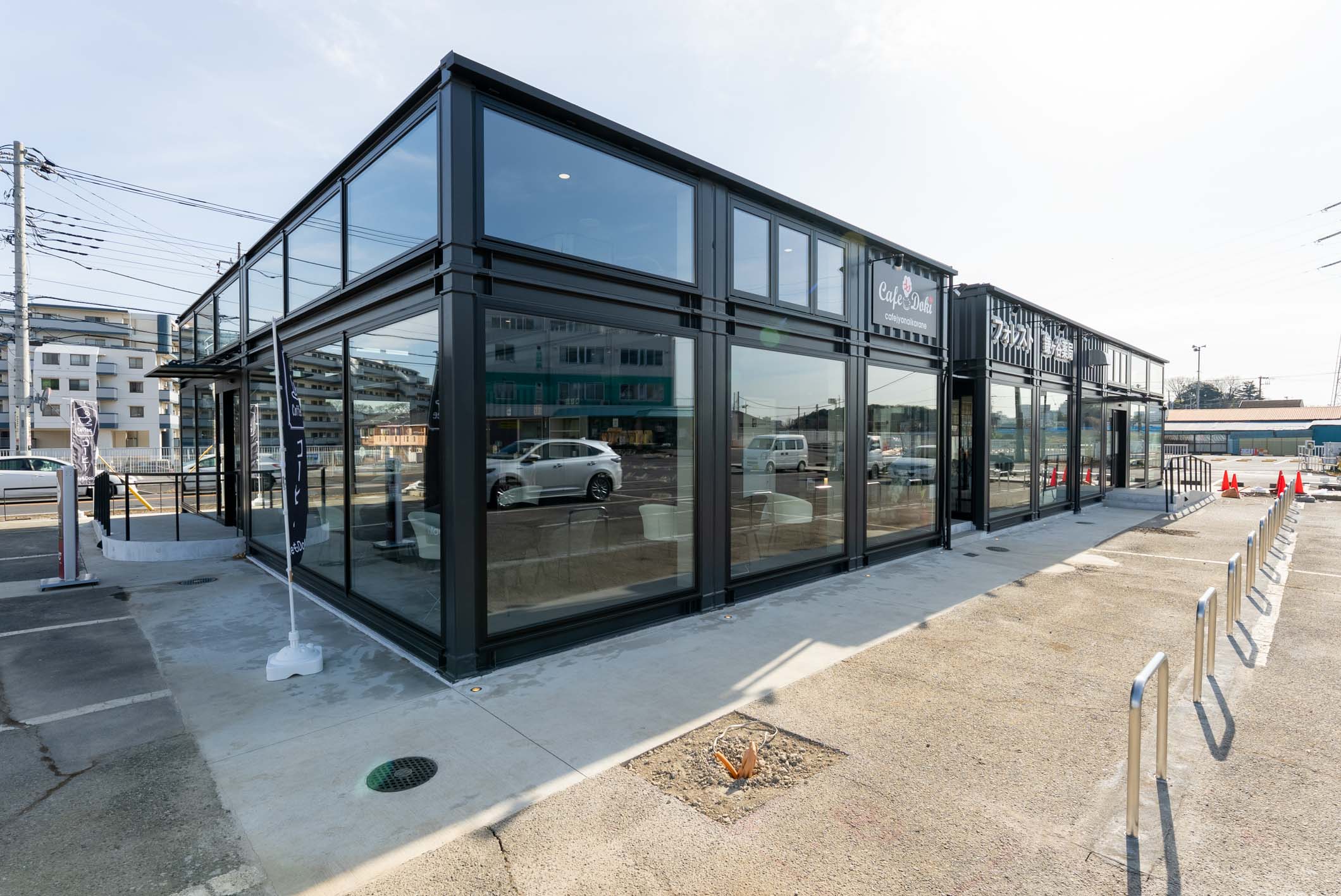 国内最大級！36台のコンテナが創り出す、病院敷地内の開放的な薬局＆カフェ施設 スライダー画像29