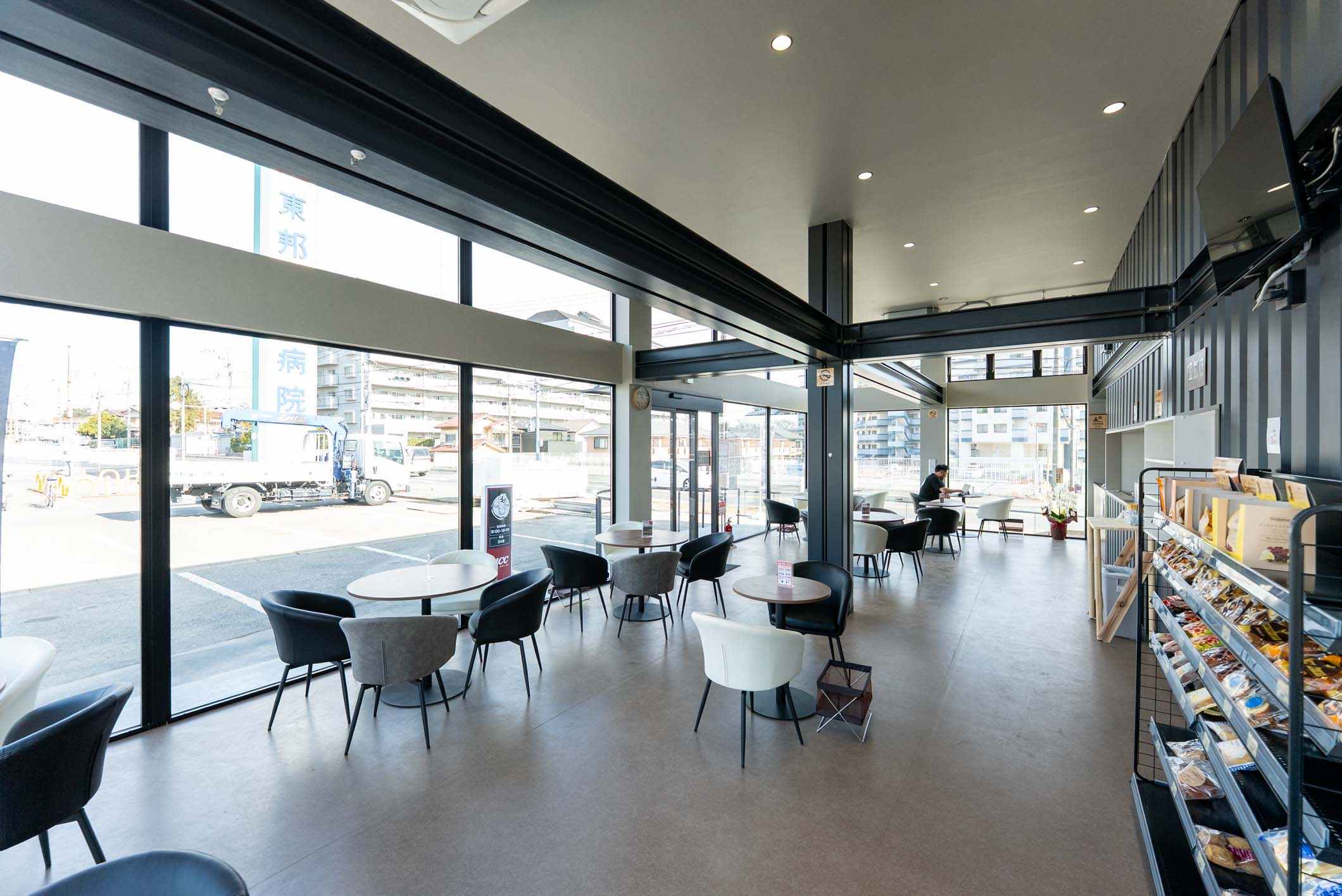 国内最大級！36台のコンテナが創り出す、病院敷地内の開放的な薬局＆カフェ施設 スライダー画像4