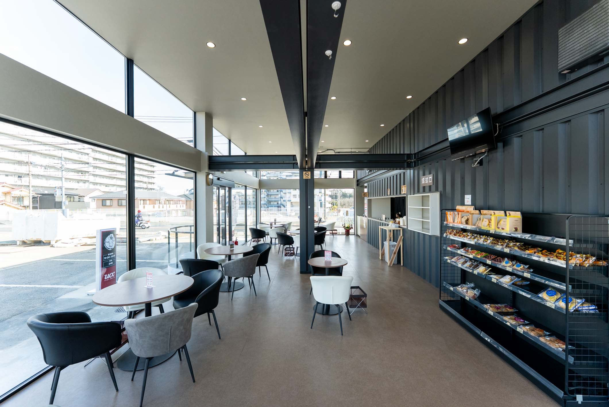 国内最大級！36台のコンテナが創り出す、病院敷地内の開放的な薬局＆カフェ施設 スライダー画像2