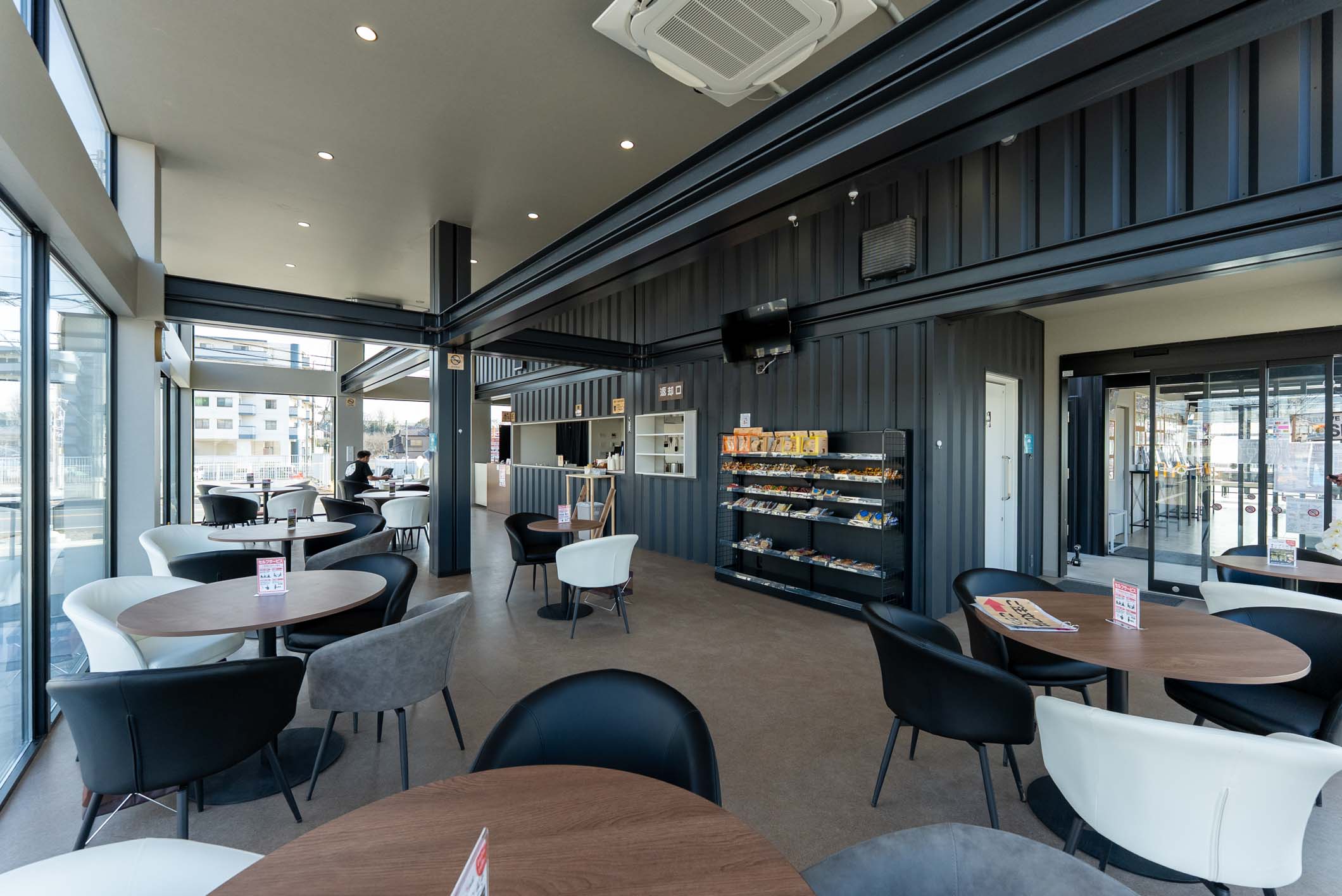 国内最大級！36台のコンテナが創り出す、病院敷地内の開放的な薬局＆カフェ施設 スライダー画像3