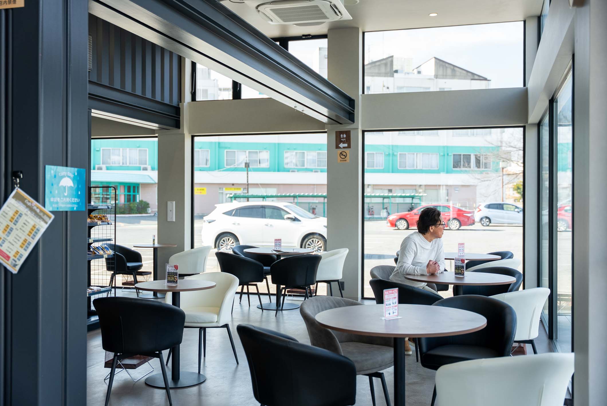 国内最大級！36台のコンテナが創り出す、病院敷地内の開放的な薬局＆カフェ施設 スライダー画像10