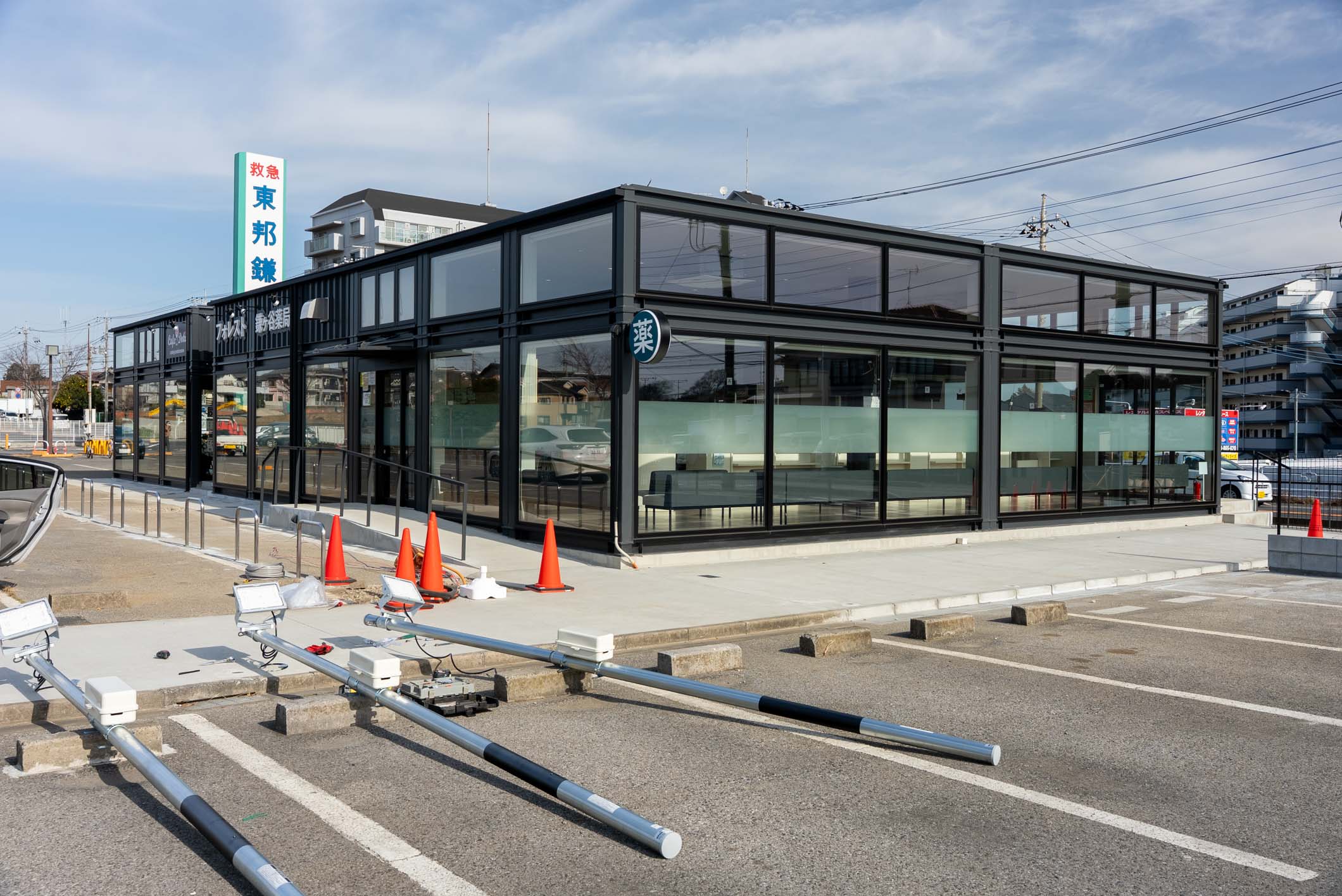 国内最大級！36台のコンテナが創り出す、病院敷地内の開放的な薬局＆カフェ施設 スライダー画像28