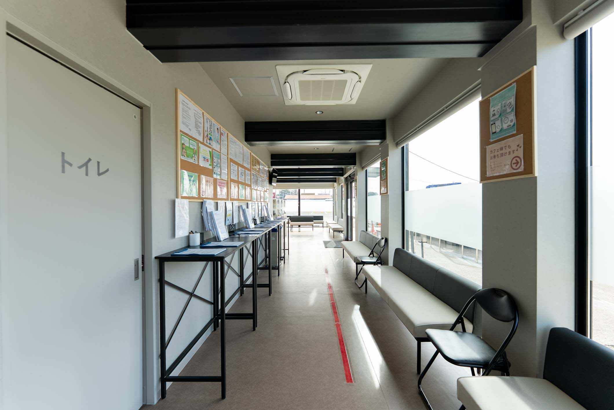 国内最大級！36台のコンテナが創り出す、病院敷地内の開放的な薬局＆カフェ施設 スライダー画像19