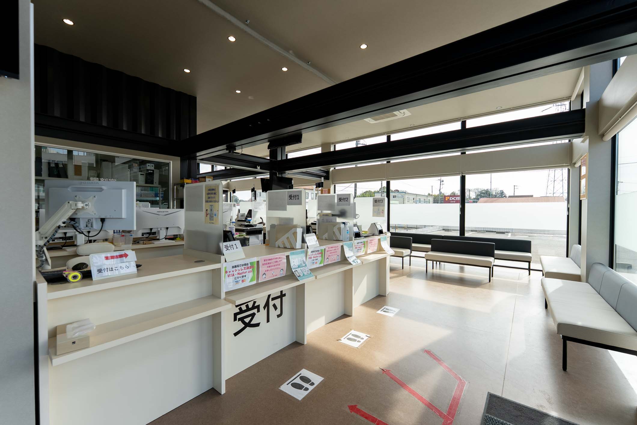 国内最大級！36台のコンテナが創り出す、病院敷地内の開放的な薬局＆カフェ施設 スライダー画像20