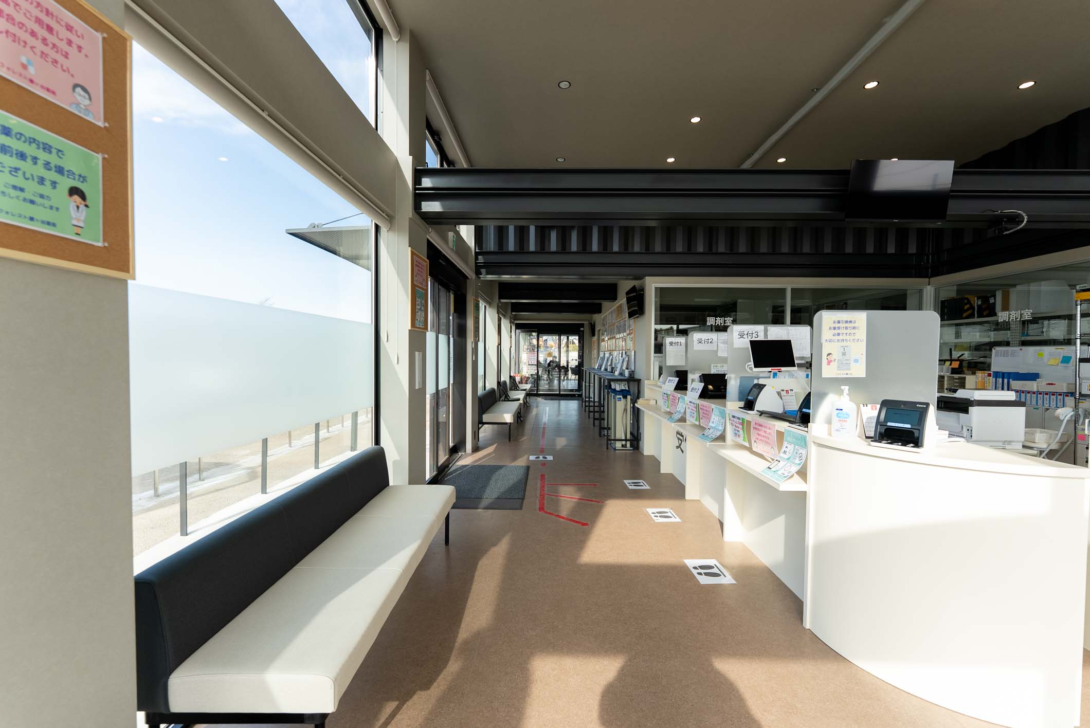 国内最大級！36台のコンテナが創り出す、病院敷地内の開放的な薬局＆カフェ施設 スライダー画像21