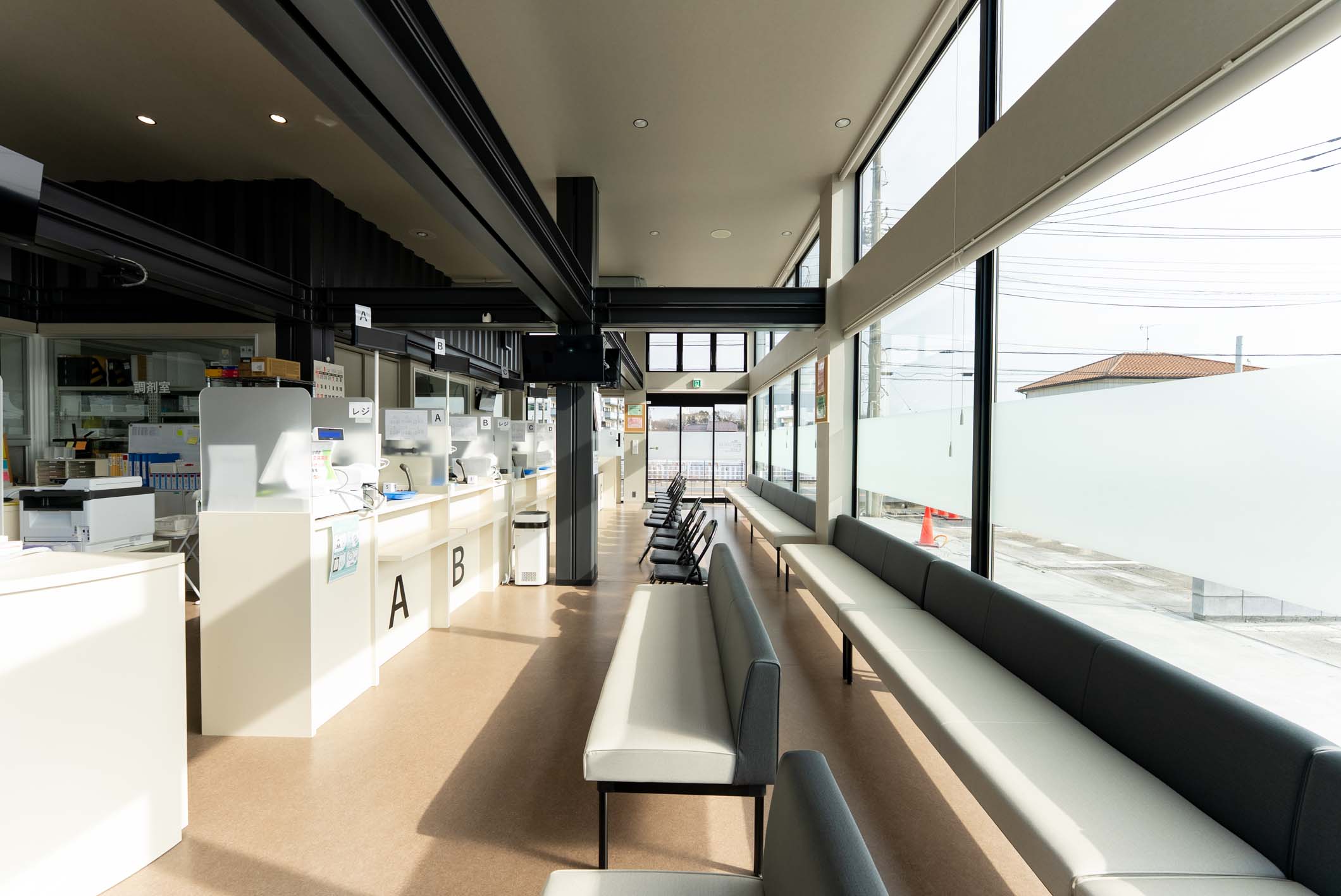 国内最大級！36台のコンテナが創り出す、病院敷地内の開放的な薬局＆カフェ施設 スライダー画像23