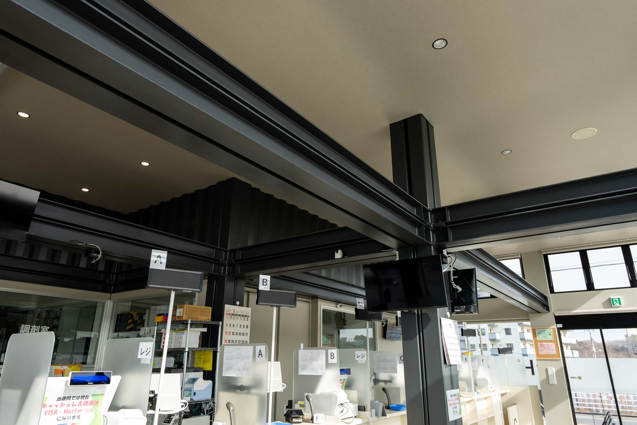 国内最大級！36台のコンテナが創り出す、病院敷地内の開放的な薬局＆カフェ施設 スライダー画像22