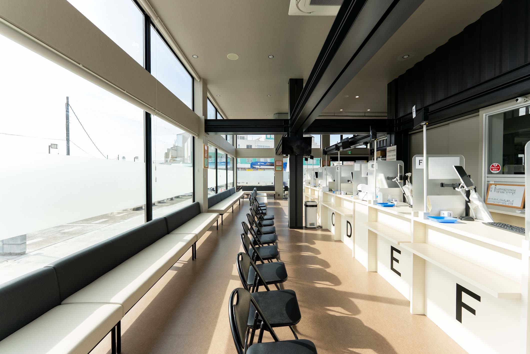 国内最大級！36台のコンテナが創り出す、病院敷地内の開放的な薬局＆カフェ施設 スライダー画像24