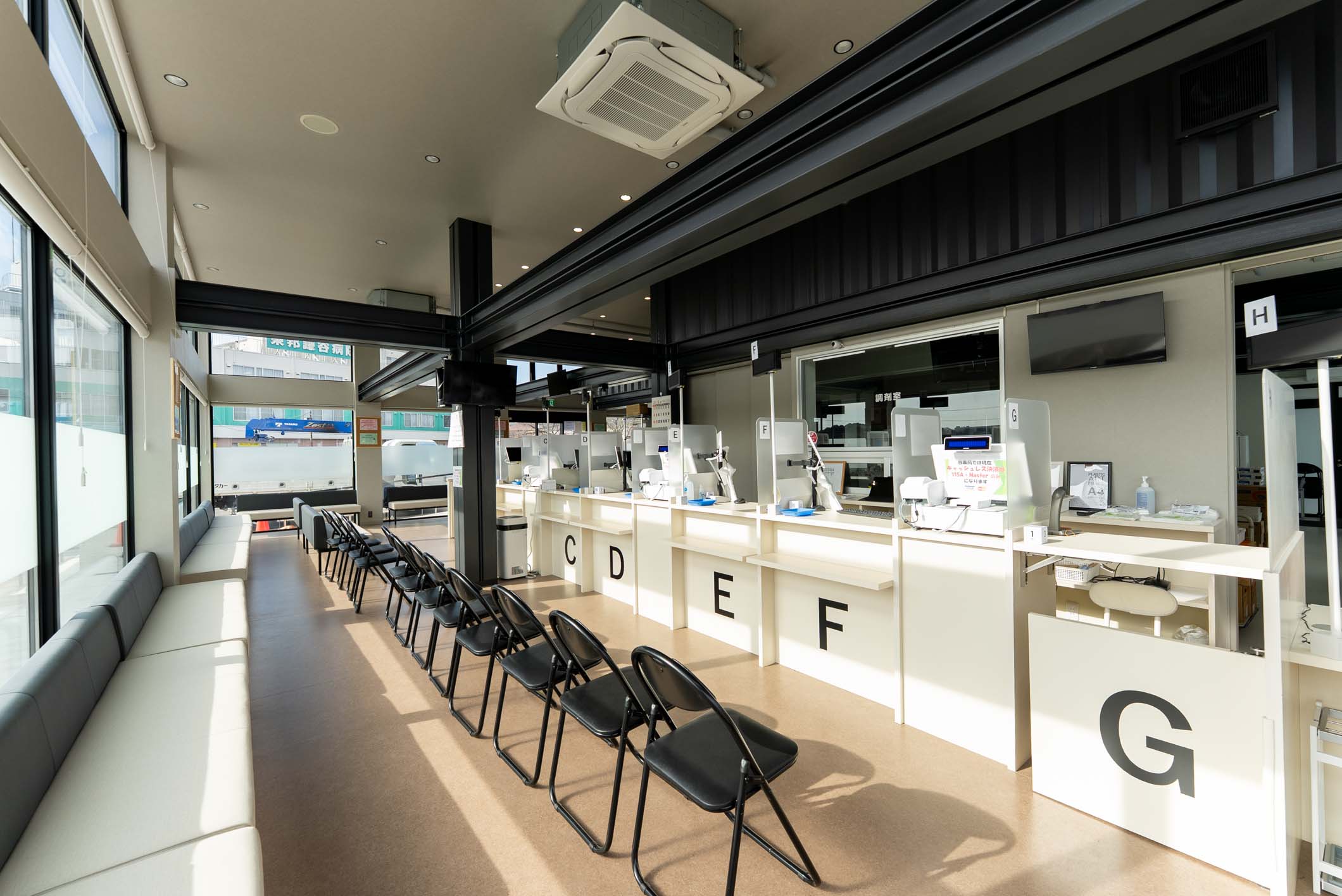 国内最大級！36台のコンテナが創り出す、病院敷地内の開放的な薬局＆カフェ施設 スライダー画像25