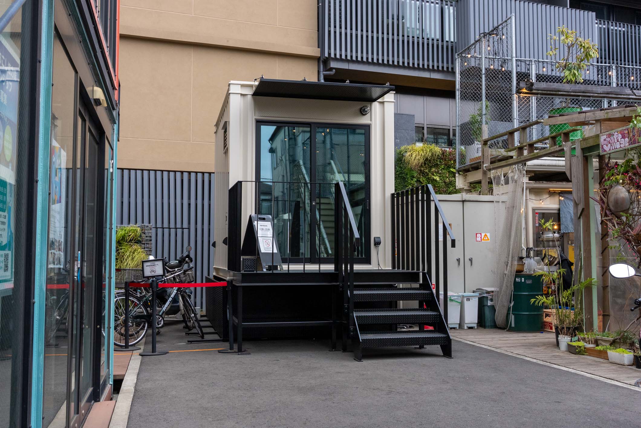 街の景観に溶け込む、移動可能なアート空間。特注10フィート・トレーラー型喫煙所が誕生 スライダー画像0