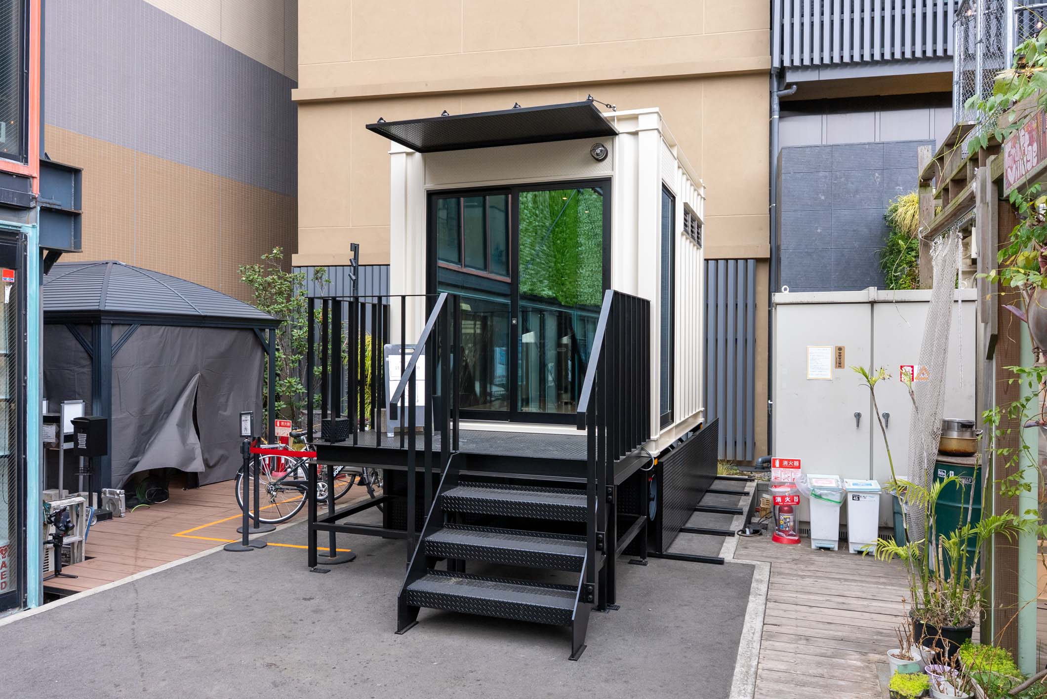 施工事例サムネイル: 街の景観に溶け込む、移動可能なアート空間。特注10フィート・トレーラー型喫煙所が誕生