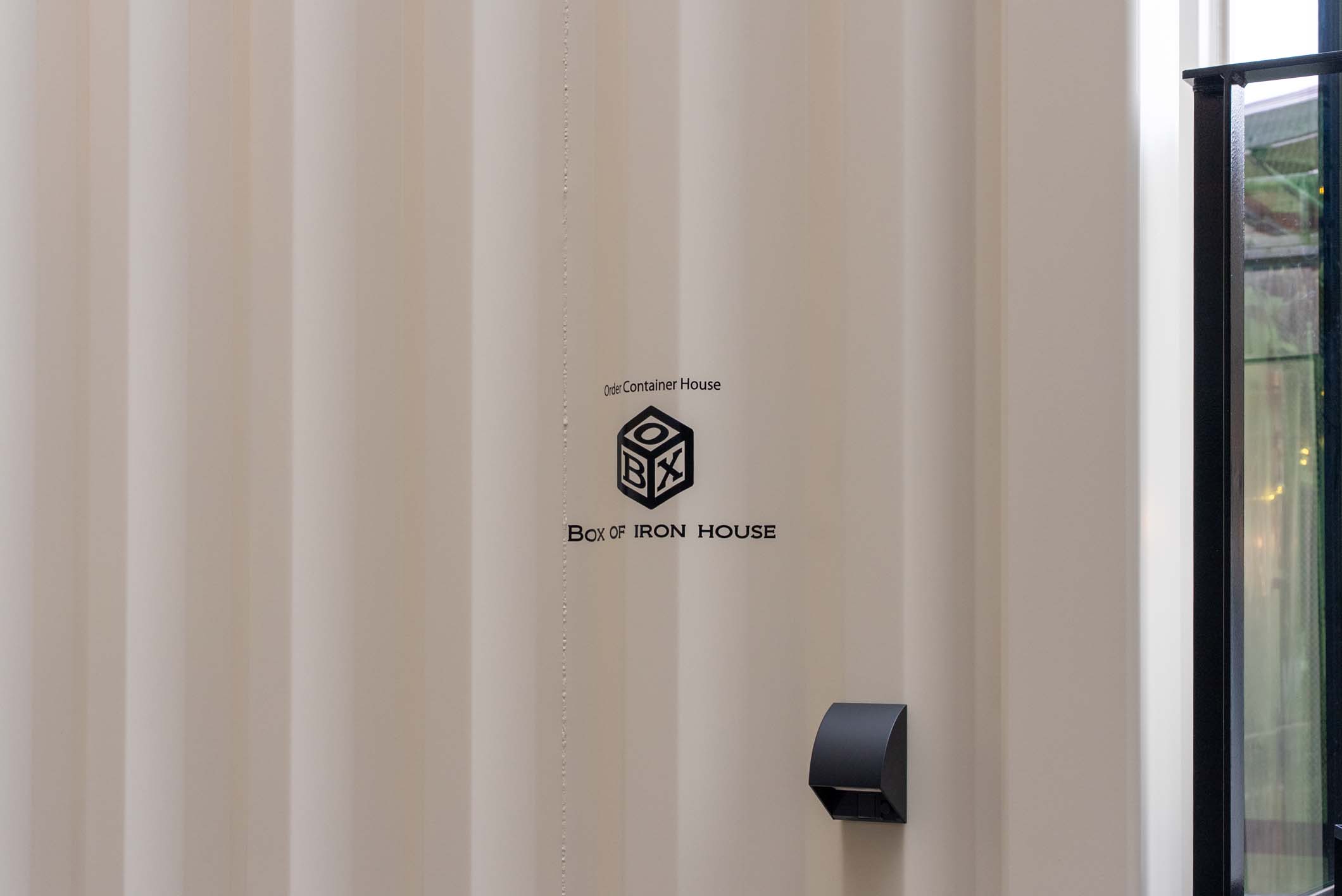 街の景観に溶け込む、移動可能なアート空間。特注10フィート・トレーラー型喫煙所が誕生 スライダー画像8