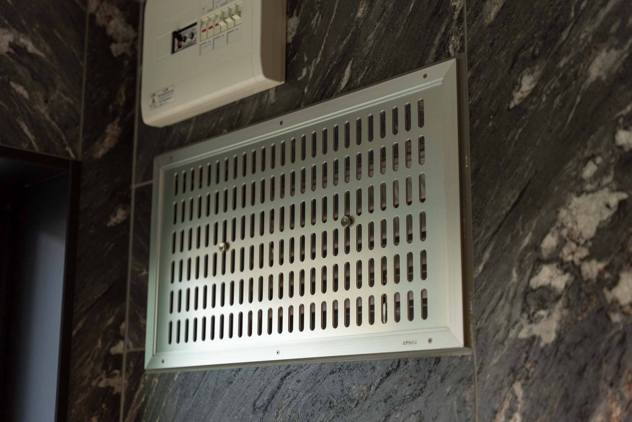 街の景観に溶け込む、移動可能なアート空間。特注10フィート・トレーラー型喫煙所が誕生 スライダー画像12