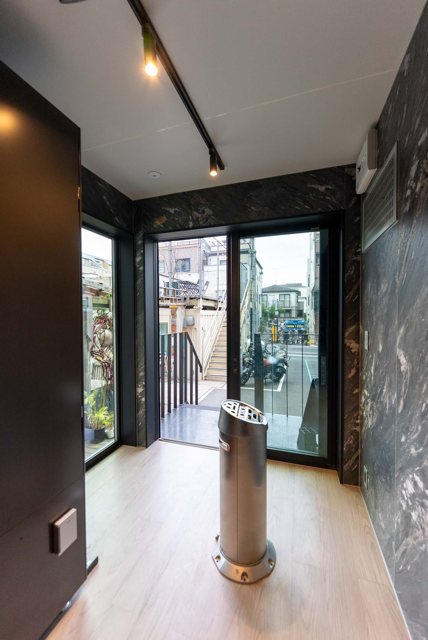 街の景観に溶け込む、移動可能なアート空間。特注10フィート・トレーラー型喫煙所が誕生 スライダー画像11