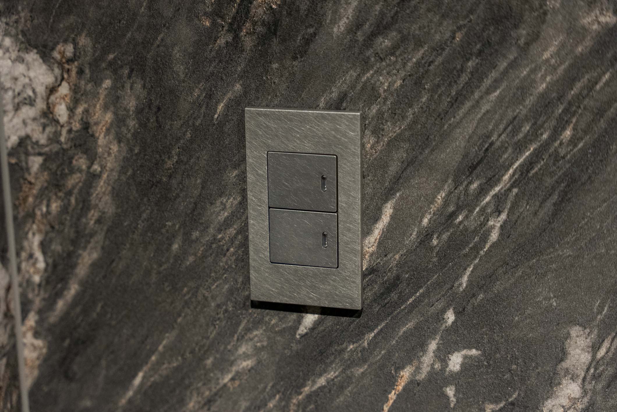 街の景観に溶け込む、移動可能なアート空間。特注10フィート・トレーラー型喫煙所が誕生 スライダー画像6