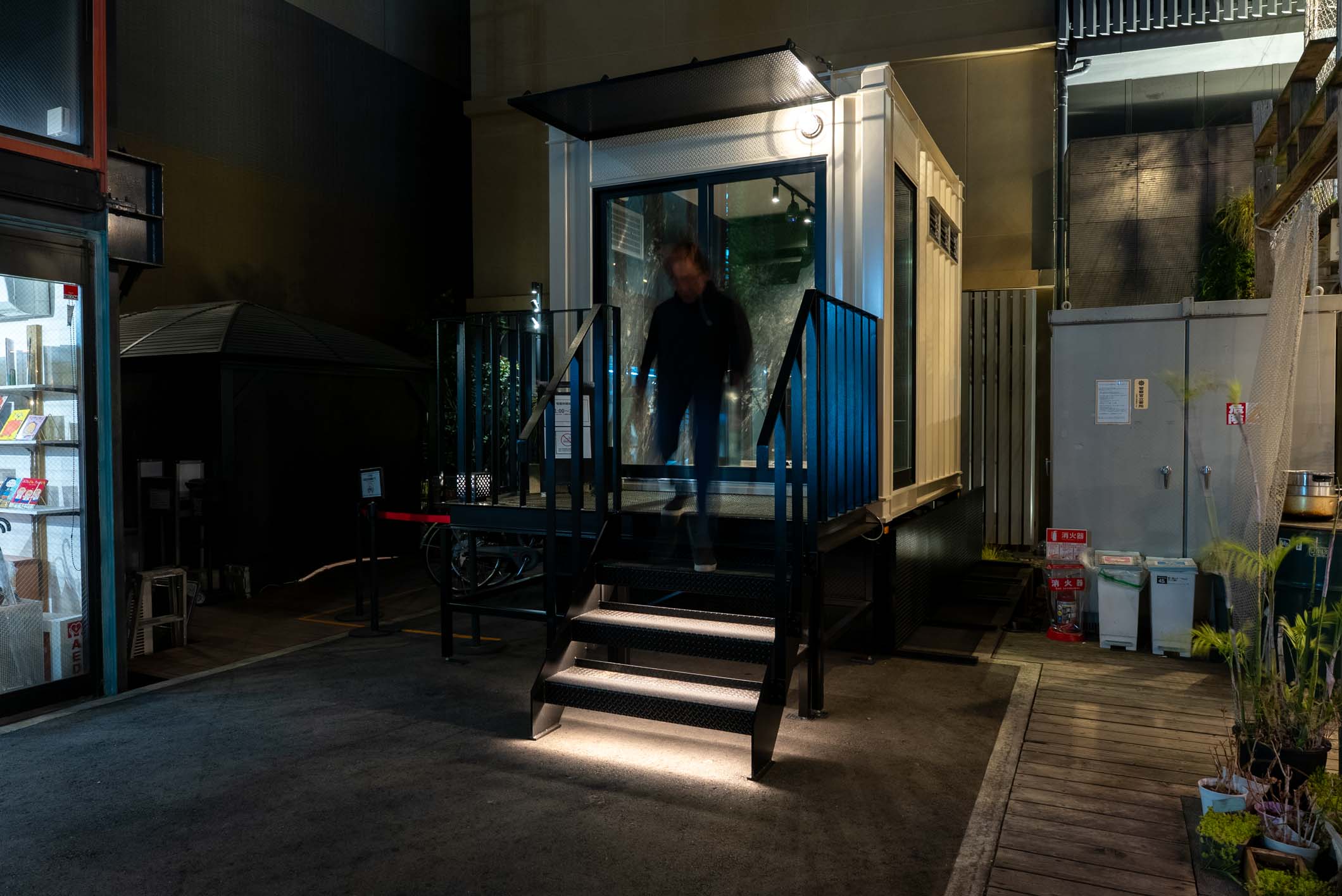 街の景観に溶け込む、移動可能なアート空間。特注10フィート・トレーラー型喫煙所が誕生 スライダー画像2