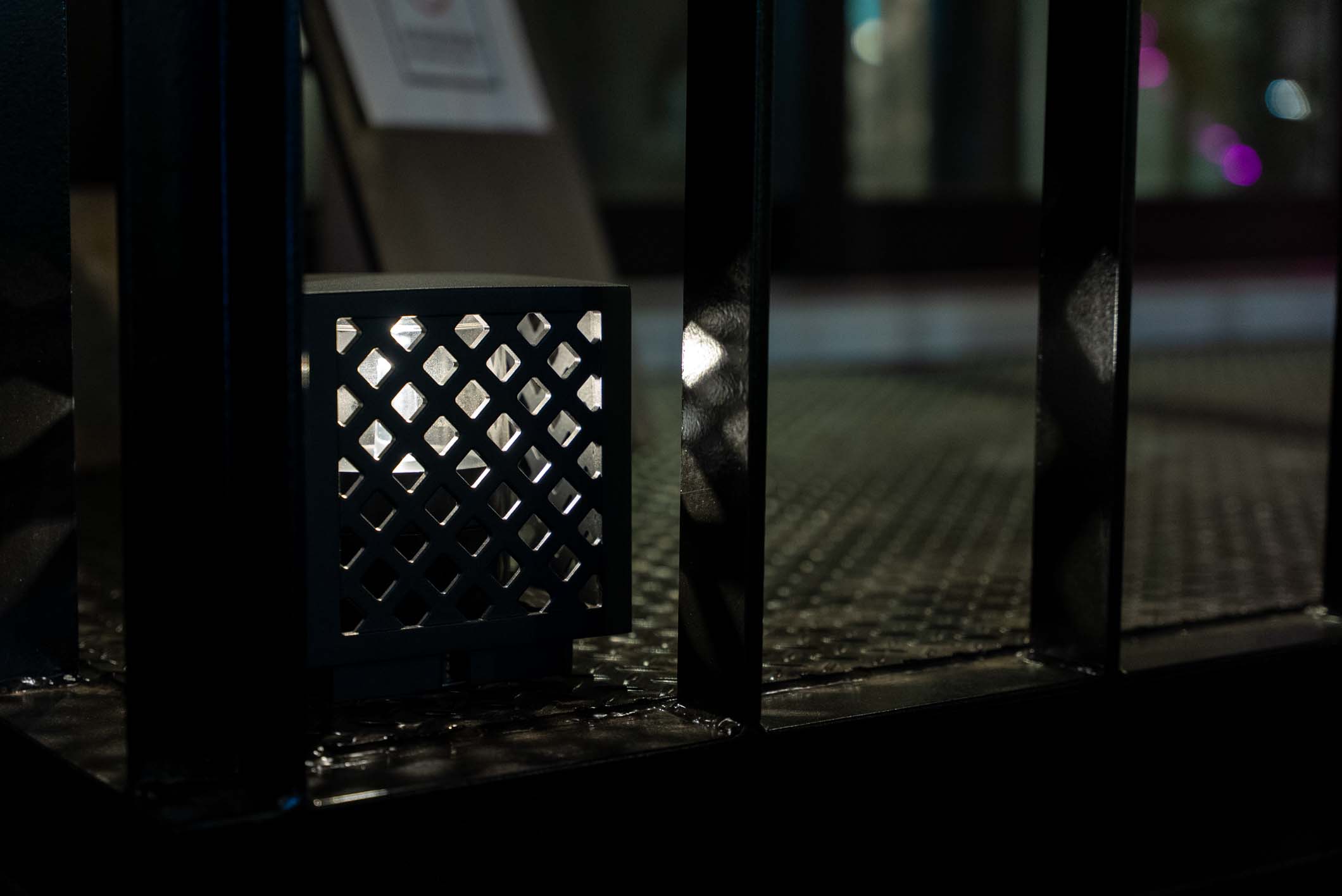 街の景観に溶け込む、移動可能なアート空間。特注10フィート・トレーラー型喫煙所が誕生 スライダー画像4