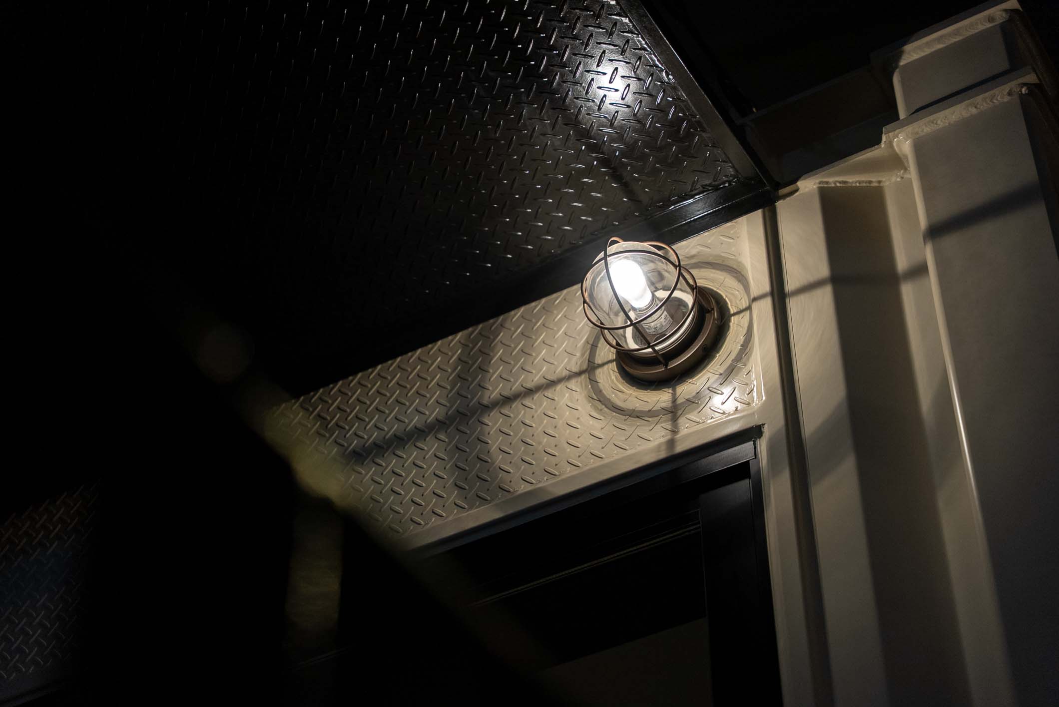 街の景観に溶け込む、移動可能なアート空間。特注10フィート・トレーラー型喫煙所が誕生 スライダー画像5