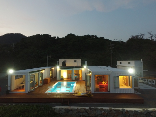 施工事例サムネイル: コンテナハウスでセカンドハウス・別荘を離島に建てる｜「本島製造→輸送」で実現する驚きのコスト構造【2026年最新】